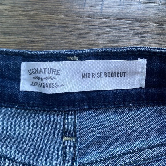 Levis Signature Mid Rise Bootcut Denim Jean Size 29 / 8 - Picture 3 of 6